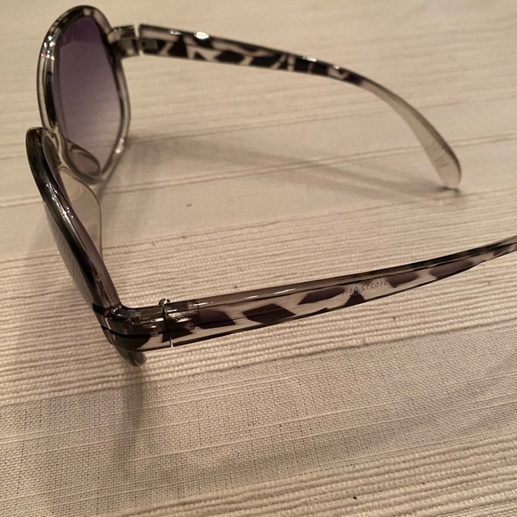 Vintage 2000’s Fashion Sunglasses - Picture 5 of 5